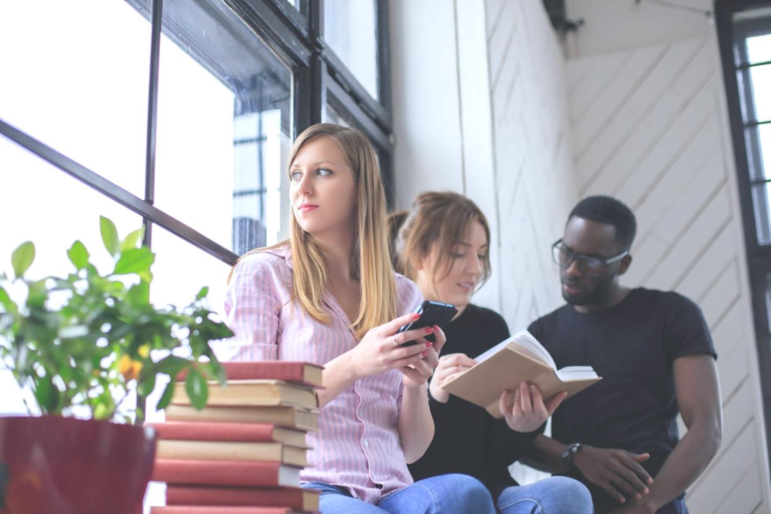 Equipo de tamiralexza trabajando en estrategias de diversificación empresarial